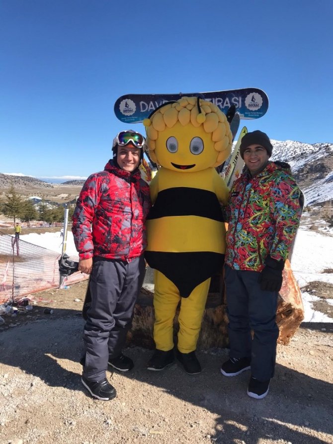 Arı Maya kostümüyle snowbord yapıp, Davraz kayak merkezini tek başına tanıttı