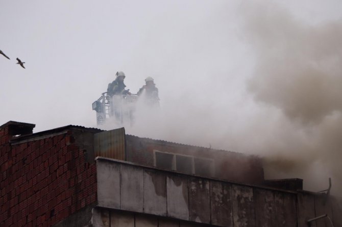 Rize’de çatı katında çıkan yangın paniğe yol açtı
