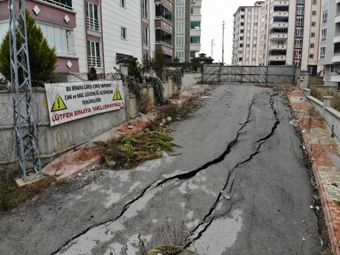 Zemini kayan binanın yıkımı için mahkeme kararı bekleniyor