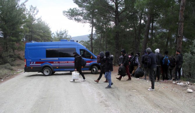 Seydikemer'de 32 kaçak göçmen yakalandı