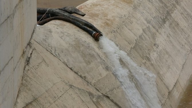 Çatlak oluşan barajda su tahliye çalışmaları devam ediyor