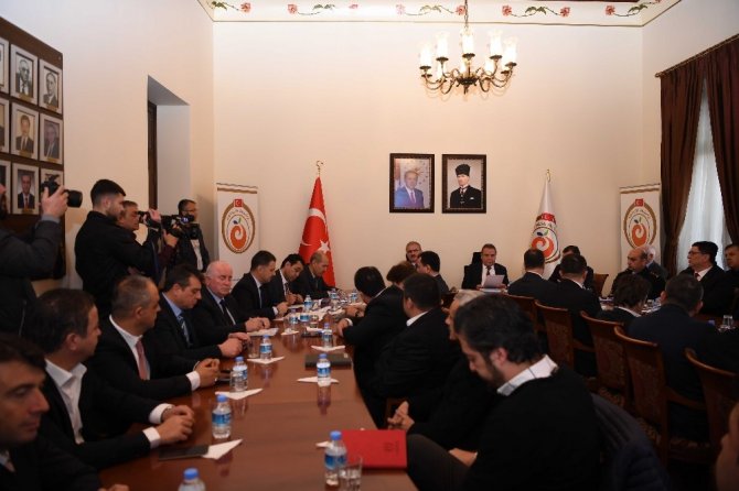 Vali Karaloğlu: "Antalya’da 23 milyon kişi otobüse biniyor"