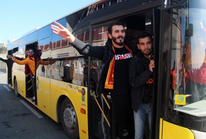 Galatasaraylı taraftarlar Kadıköy’e hareket etti