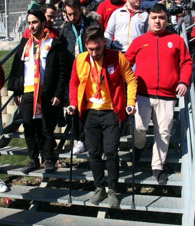 Galatasaraylı taraftarlar Kadıköy’e hareket etti