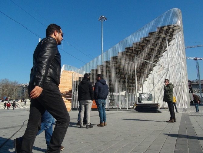 Taksim’de izin alınmadan kurulan sergi platformunun sökümüne başlandı