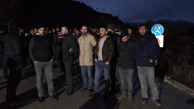 Maden işçileri, arkadaşları işten çıkartıldığı gerekçesiyle greve başladı
