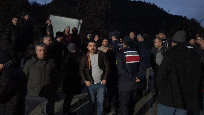 Maden işçileri, arkadaşları işten çıkartıldığı gerekçesiyle greve başladı