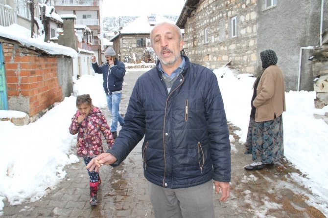 Konya’daki depremde duvarlarında çatlaklar oluşan evlerde inceleme yapıldı