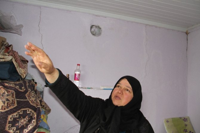 Konya’daki depremde duvarlarında çatlaklar oluşan evlerde inceleme yapıldı