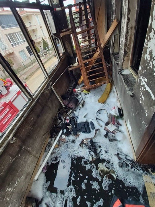Karasu’da apartmanda çıkan yangın itfaiye ekiplerince söndürüldü