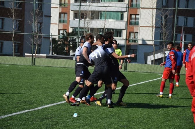 Yunusemre Belediyespor, Ayvalıkgücü Belediyespor’u tek golle geçti