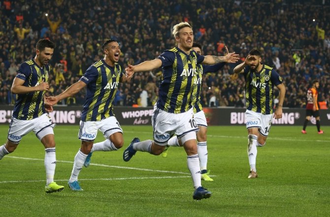 Süper Lig: Fenerbahçe: 1 - Galatasaray: 1 (İlk yarı)