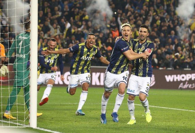 Süper Lig: Fenerbahçe: 1 - Galatasaray: 1 (İlk yarı)
