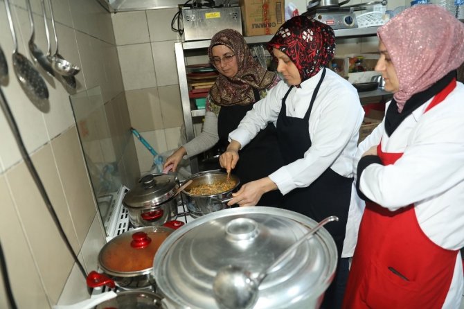 İlkadımlı kadınlar geleneksel Türk mutfağından örnekler sergiliyor