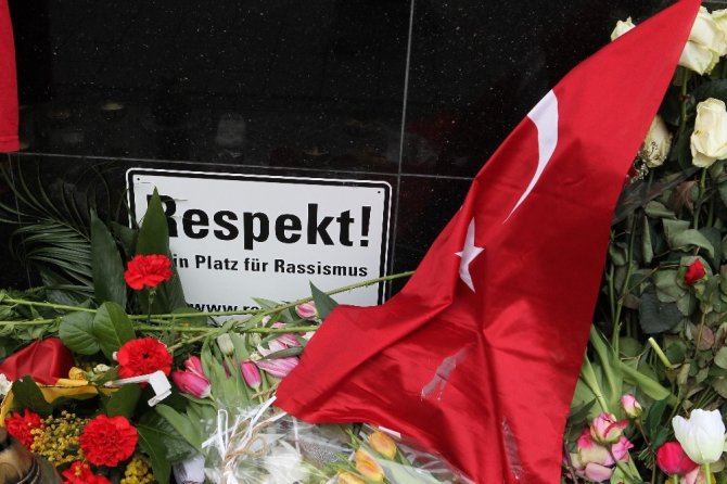 Hanau halkı Alman ırkçının öldürdüğü 9 kişiyi çiçeklerle andı