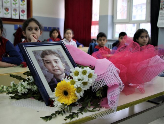 Depremde hayatını kaybeden Muhammed’in masasına çiçekler bırakıldı