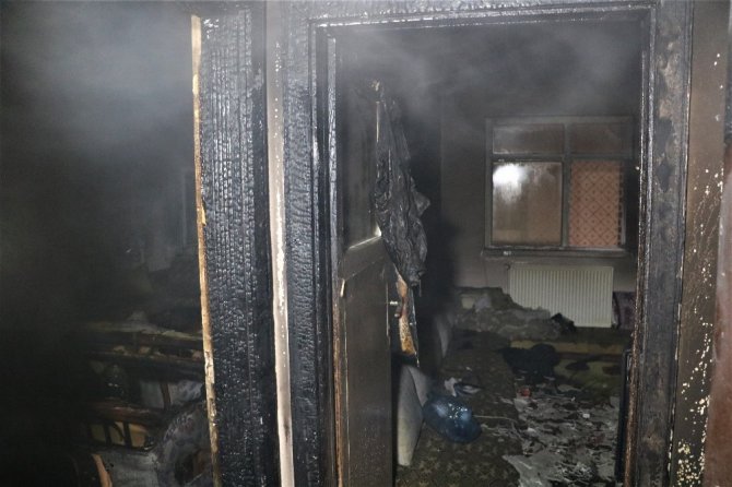 Elazığ’da ev yangını, 5 kişi dumandan etkilendi
