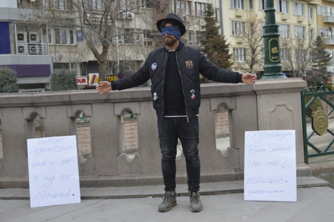 Afgan genç ırkçılığı sarılarak yıktı