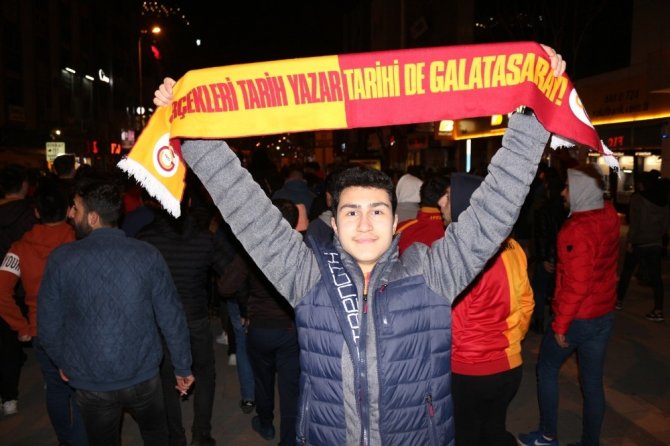 Galatasaray’ın galibiyeti Uşak’ta da coşkuyla kutlandı
