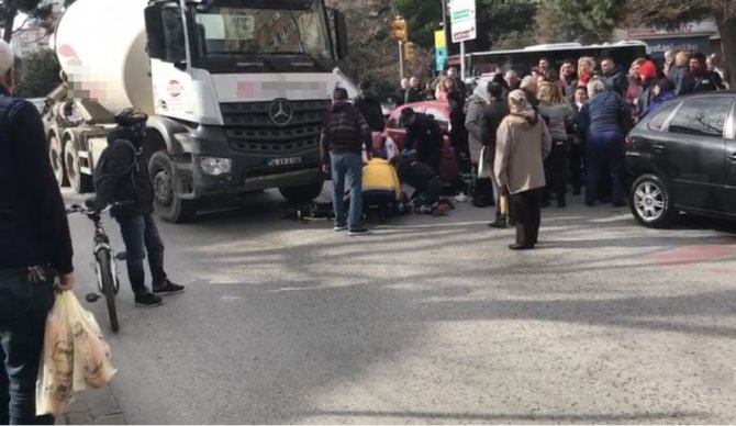 Kadıköy’de yolun karşısına geçen yaşlı adam beton mikserinin altında kaldı