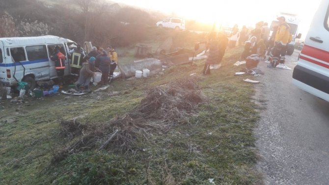 Manisa’da işçi servisi ile otomobil çarpıştı: 13 yaralı