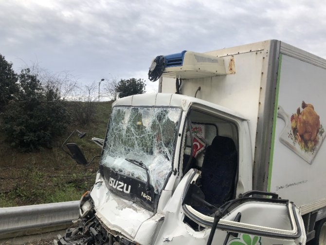 Üsküdar’da kamyonet tıra arkadan çarptı: 2 yaralı