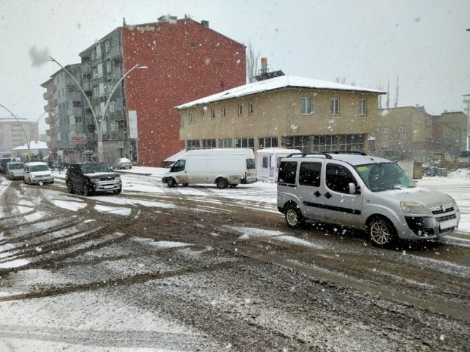 Ağrı’da aniden bastıran kar yağışı sürücülere zor anlar yaşattı