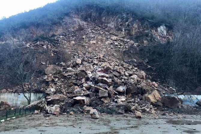 Gümüşhane’de dağdan kopan kayalar okulun bahçesine düştü
