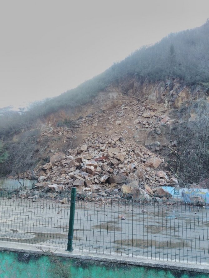 Gümüşhane’de dağdan kopan kayalar okulun bahçesine düştü