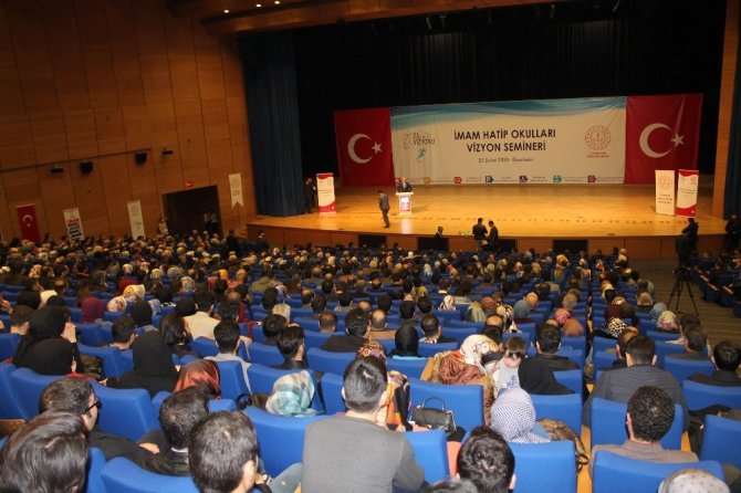 Milli Eğitim Bakanı Selçuk, Diyarbakır’da öğretmenlerle bir araya geldi