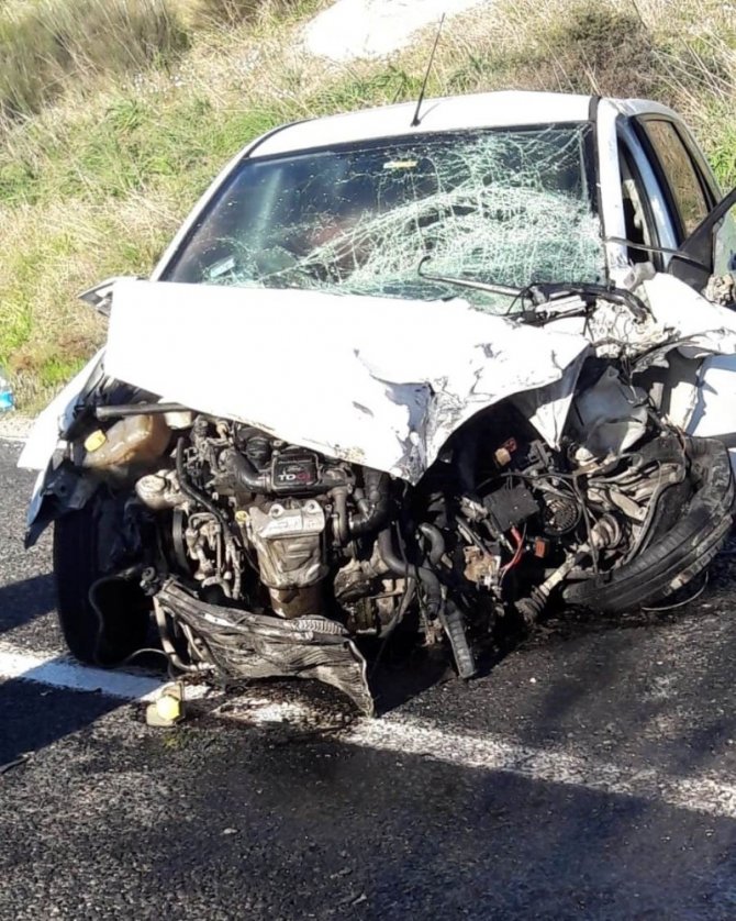 Otomobille traktör kafa kafaya çarpıştı: 1 ölü, 1 yaralı