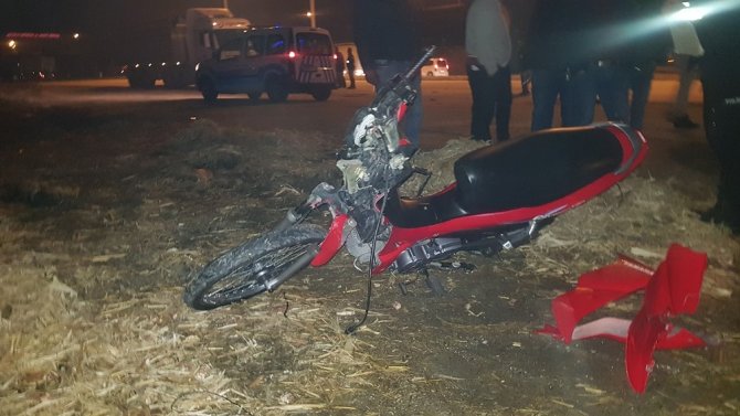 Tıra çarpan motosiklet sürücüsü ağır yaralandı