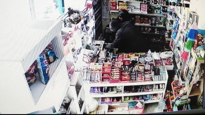 Marketteki bıçaklı soygun kamerada