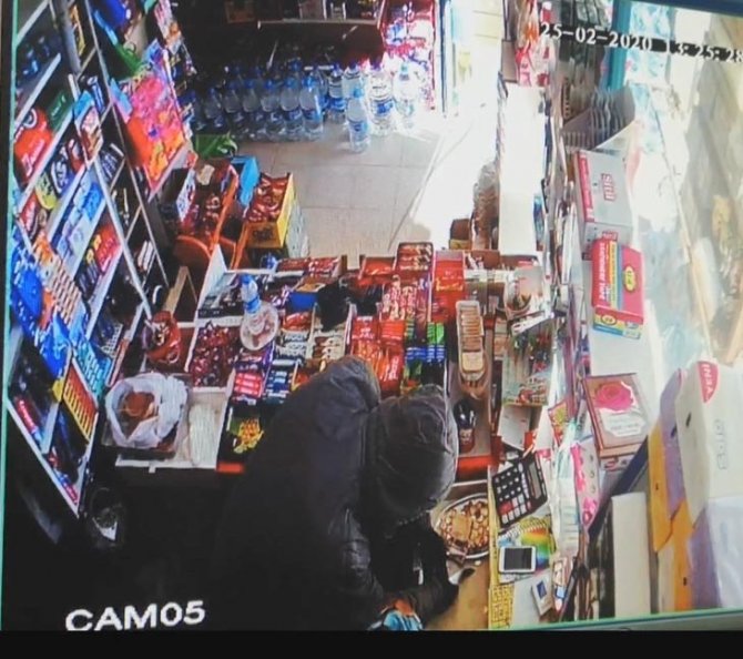 Marketteki bıçaklı soygun kamerada