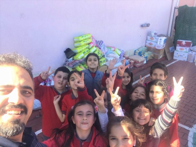 İlkokul öğrencileri depremzedeler için yardım topladı