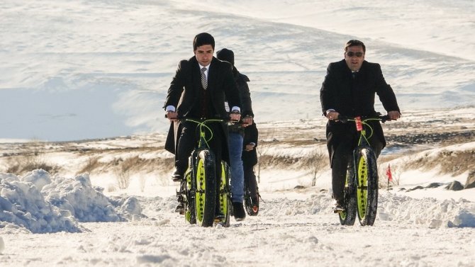 Donan Çıldır Gölü’nde kar bisikleti ve kızak keyfi