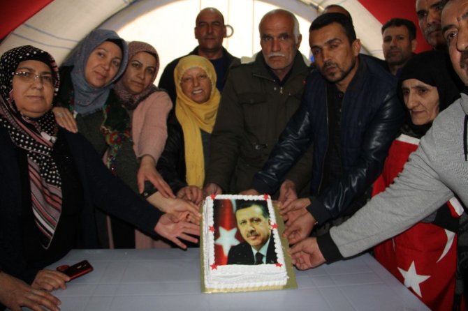 HDP önünde evlat nöbeti tutan aileler, Cumhurbaşkanı Erdoğan’ın doğum gününü kutladı