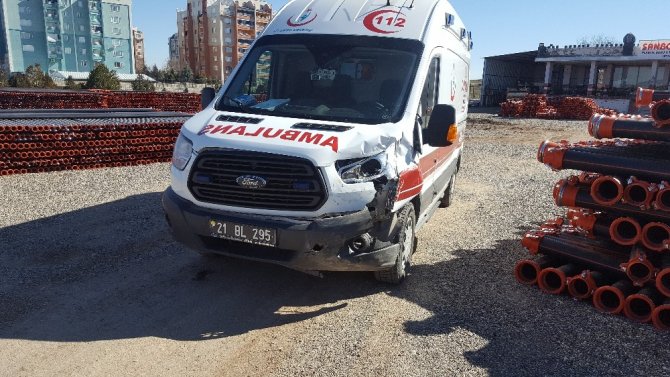 Yayalara yol vermek için duran araca ambulans çarptı: 6 yaralı