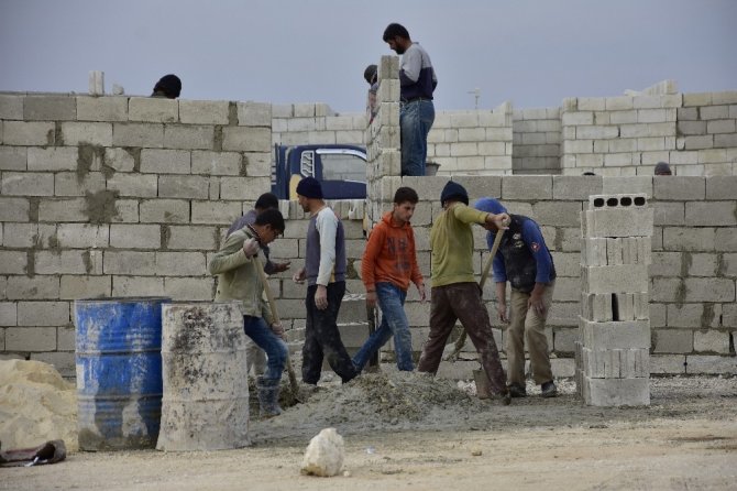 Suriye’de kalıcı briket ev yapım çalışmaları devam ediyor