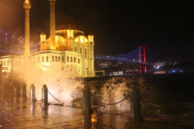 İstanbul'da beklenen lodos gece saatlerinde etkisini gösterdi