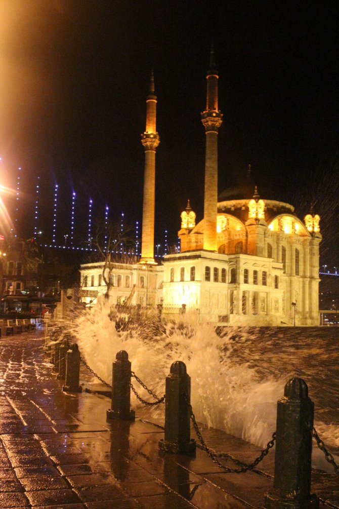 İstanbul'da beklenen lodos gece saatlerinde etkisini gösterdi