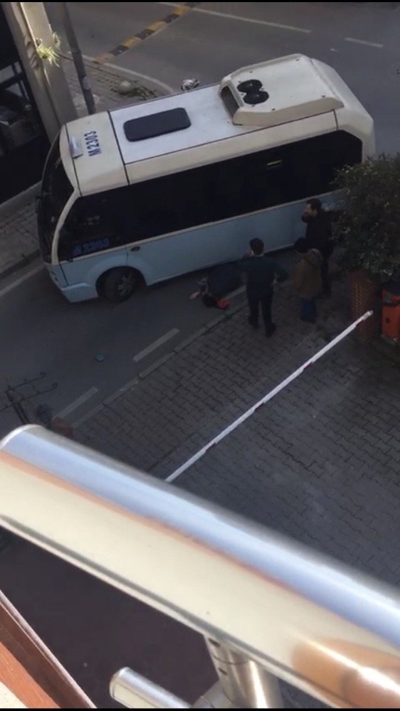 Kadıköy’de hatlı minibüs dehşeti kamerada