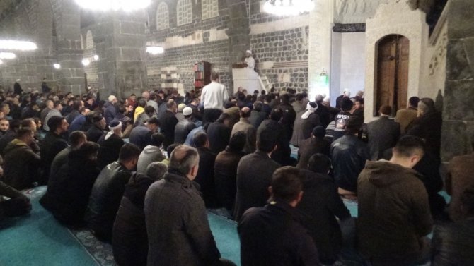 Diyarbakırlılar Regaip Kandili’nde Ulu Camii’ne akın etti