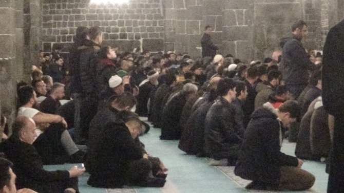Diyarbakırlılar Regaip Kandili’nde Ulu Camii’ne akın etti