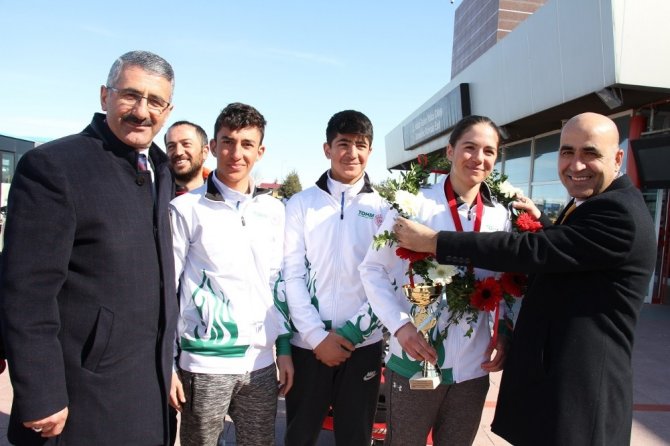 Alp’in şampiyonu çiçeklerle karşılandı