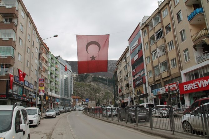 Amasya’da iş yerleri ve caddeler Türk bayraklarıyla donatıldı