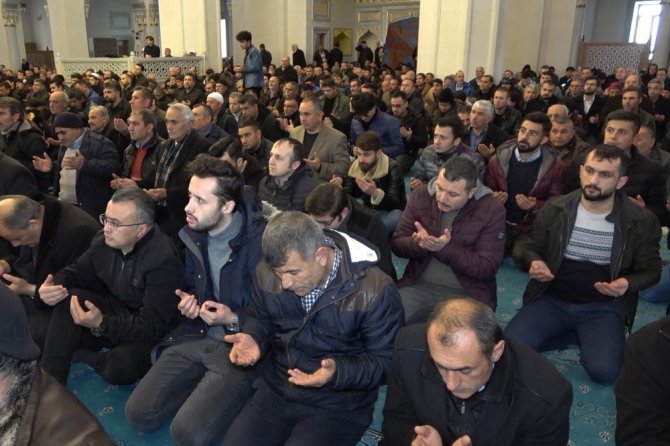 Kırıkkale’de vatandaşlar şehitler için ellerini semaya kaldırdı