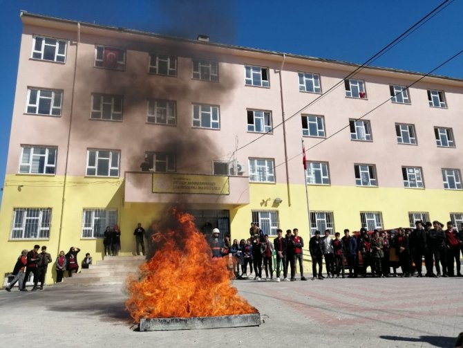 İtfaiye personelinden öğrencilere yangın eğitimi