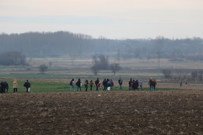 Mülteciler tarlalardan geçerek Pazarkule’ye ulaşmaya çalışıyor
