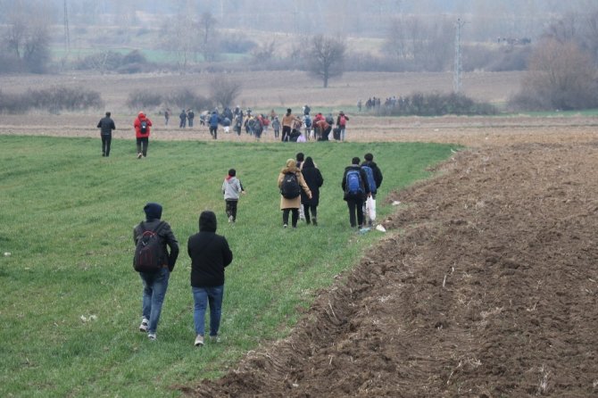 Mülteciler tarlalardan geçerek Pazarkule’ye ulaşmaya çalışıyor